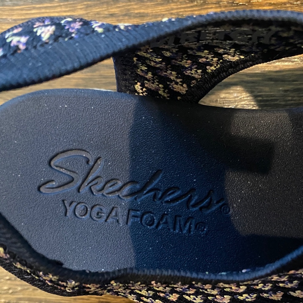 Skechers Women's Blue and White Slip-On Sandals size 8 - Picture 2 of 5
